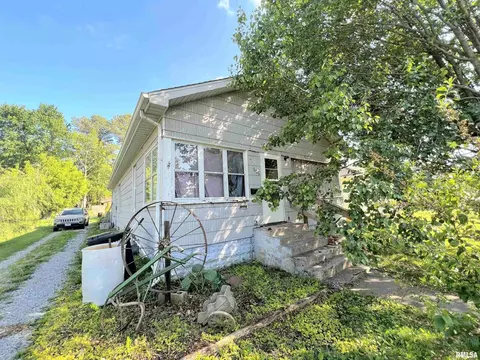 606 S Pine St, Zeigler, IL 62999