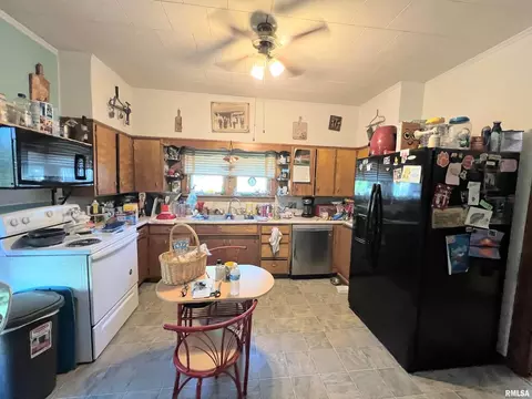 606 S Pine St, Zeigler, IL 62999 photo 3