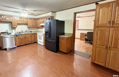 1005 Golf Course Rd, Eldorado, IL 62930 photo 4