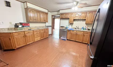 1005 Golf Course Rd, Eldorado, IL 62930 photo 5