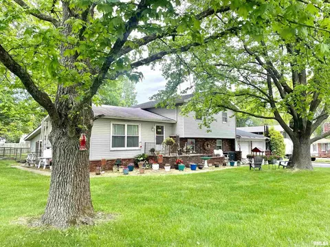1205 Eads St, Benton, IL 62812