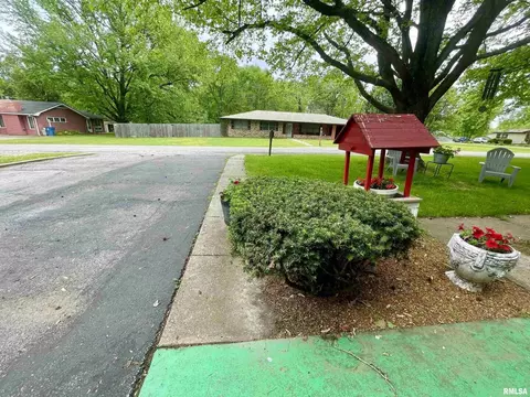1205 Eads St, Benton, IL 62812 photo 4