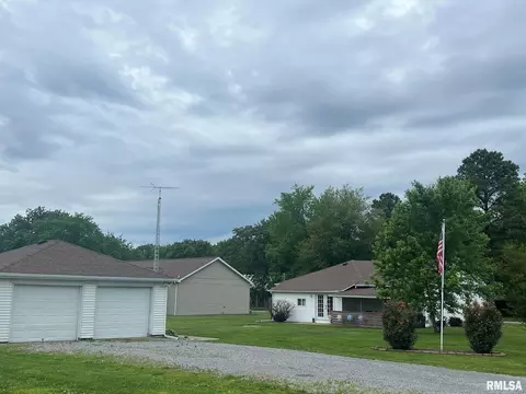 709 E Florence St, Sesser, IL 62884 photo 8