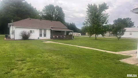 709 E Florence St, Sesser, IL 62884 photo 2