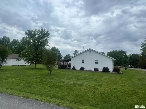 709 E Florence St, Sesser, IL 62884 photo 6