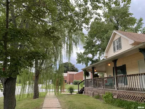 202 E Matthew St, Sesser, IL 62884