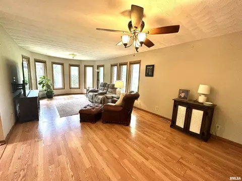1661 Gladys Ln, Centralia, IL 62801 photo 2