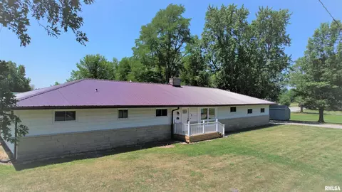 315 Hosselton St, Clay City, IL 62824
