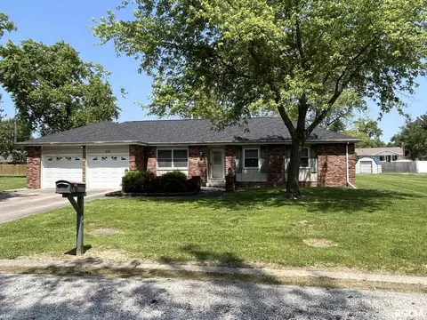 419 N Lakeview Dr, Salem, IL 62881