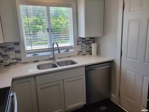 205 W Herrin St, Herrin, IL 62948 photo 9