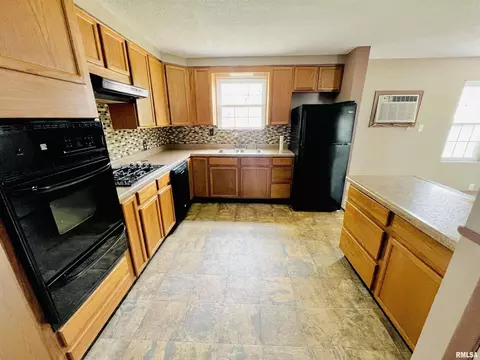 331 E Boone St, Salem, IL 62881 photo 4