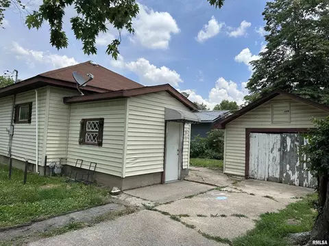 802 E Washington St, Christopher, IL 62822 photo 3