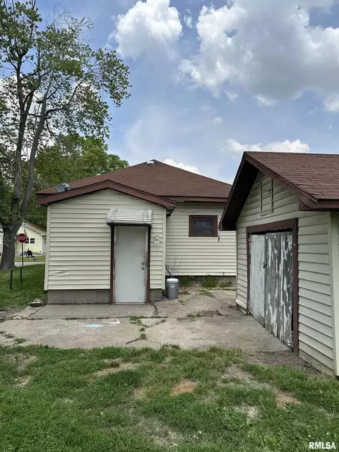 802 E Washington St, Christopher, IL 62822 photo 5