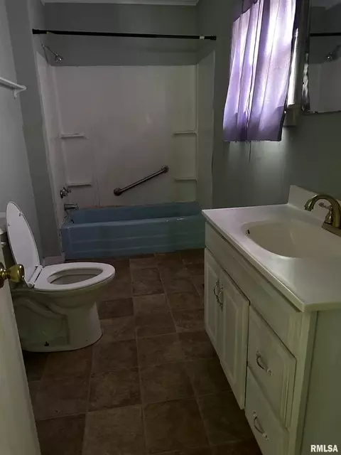 802 E Washington St, Christopher, IL 62822 photo 15