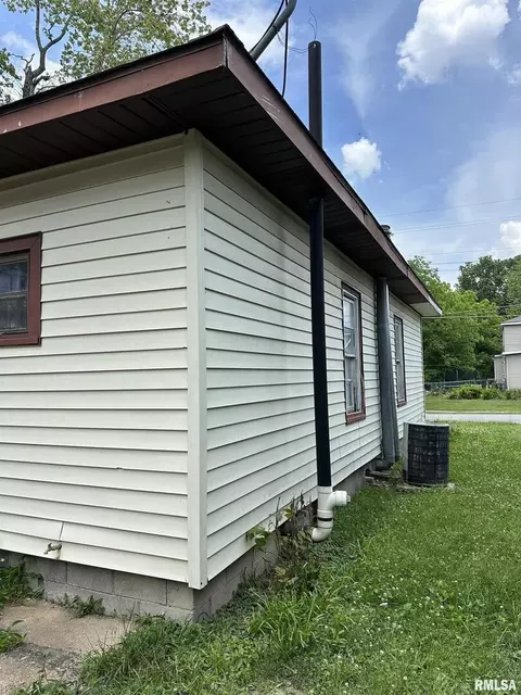 802 E Washington St, Christopher, IL 62822 photo 6