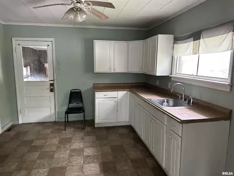 802 E Washington St, Christopher, IL 62822 photo 11