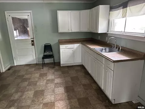 802 E Washington St, Christopher, IL 62822 photo 9
