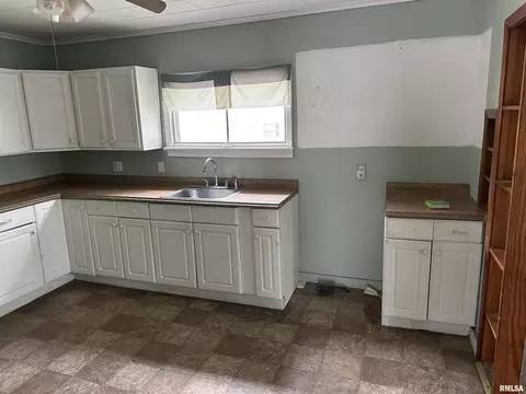 802 E Washington St, Christopher, IL 62822 photo 10