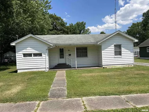 906 N Commercial St, Benton, IL 62812