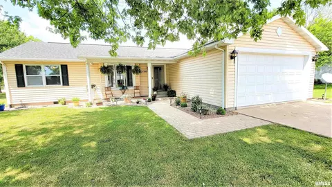 330 S 10th St SW, Clay City, IL 62824