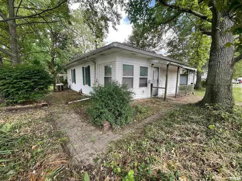 301 N 8th St, Benton, IL 62812