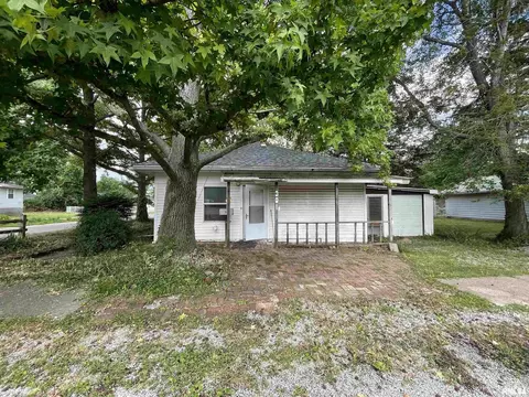 301 N 8th St, Benton, IL 62812 photo 2