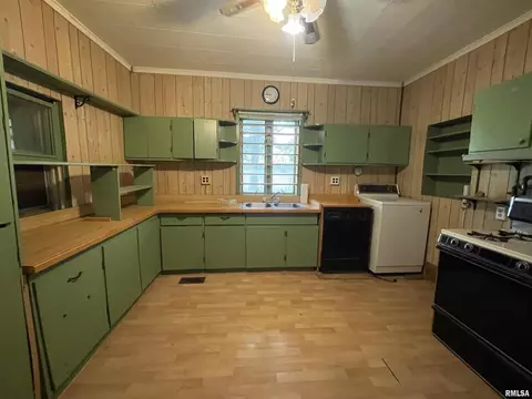 301 N 8th St, Benton, IL 62812 photo 5