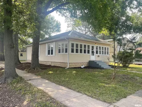 1120 N 11th St, Herrin, IL 62948