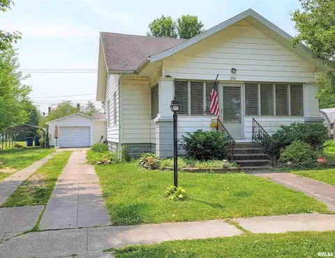 224 E 5th St, Flora, IL 62839