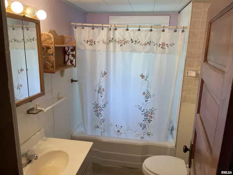901 Grant St, Eldorado, IL 62930 photo 6