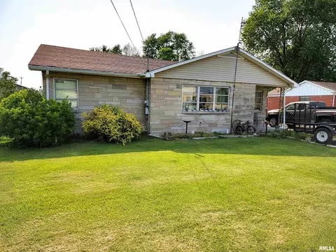 712 S Walnut St, Clay City, IL 62824