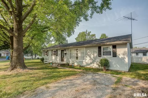 10 Redwood Dr, Centralia, IL 62801