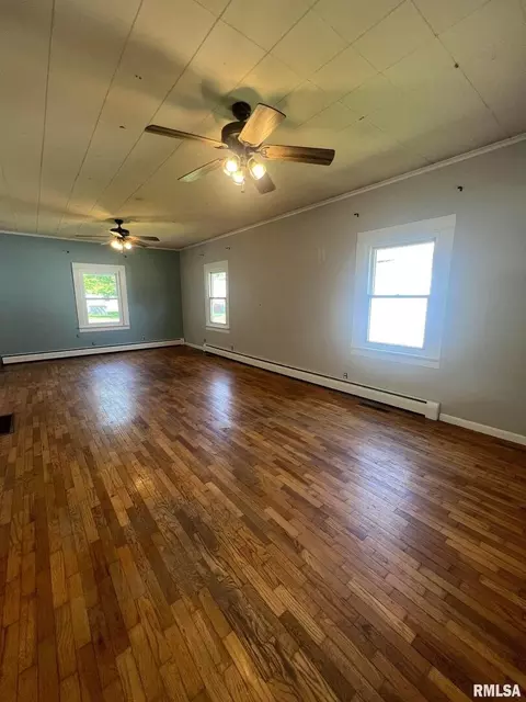 203 W Parrish St, Benton, IL 62812 photo 2