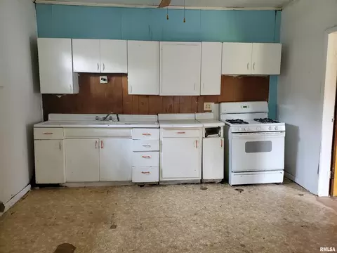 408 S State St, Christopher, IL 62822 photo 6