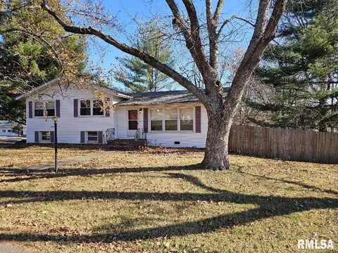 900 Blueberry Hill Ave, Mount Vernon, IL 62864
