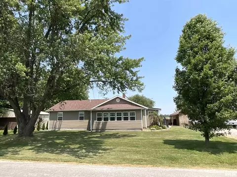 829 E Jefferson St, Ashley, IL 62808