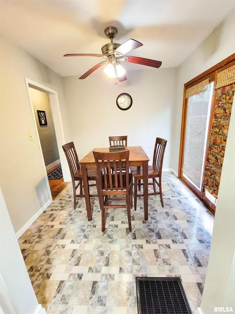 420 Flora Ave, Flora, IL 62839 photo 12