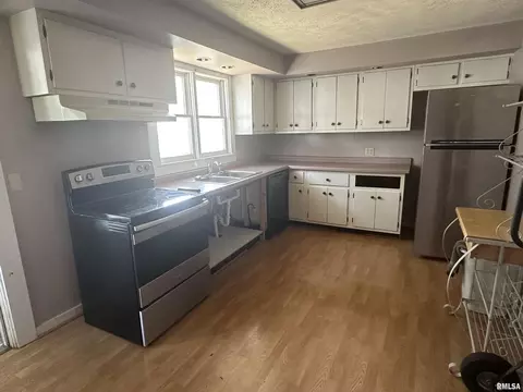 210 Mitchell St, Benton, IL 62812 photo 5