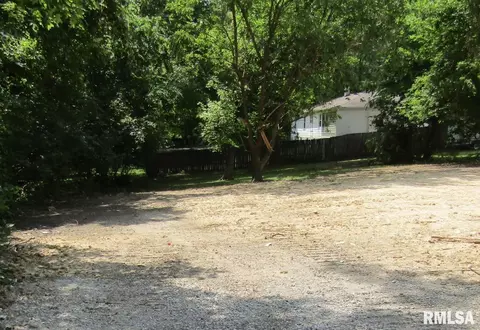 805 S Eads St, Benton, IL 62812 photo 4