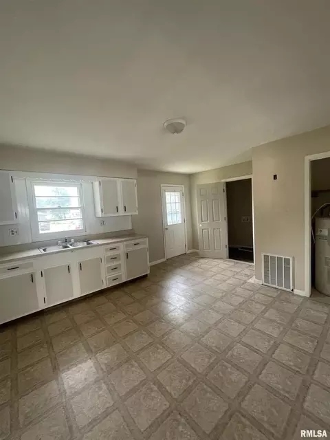 401 S Mulkey St, Christopher, IL 62822 photo 11
