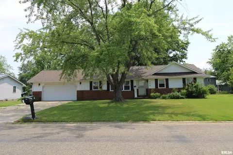 314 Woodland Dr, Salem, IL 62881