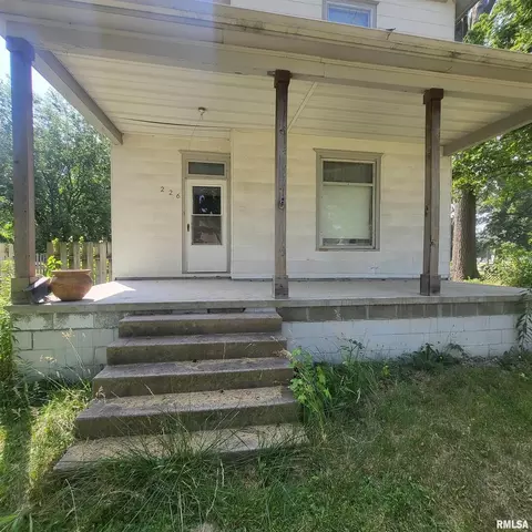 226 N Beech St, Centralia, IL 62801 photo 2