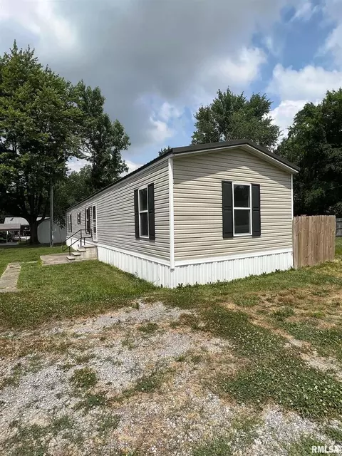 502 W Shreve St, Wayne City, IL 62895