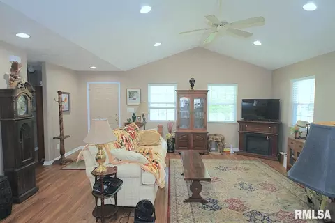 313 Evergreen Trl, Herrin, IL 62948 photo 5