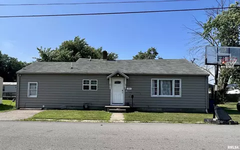 1005 E Griggs St, Marion, IL 62959