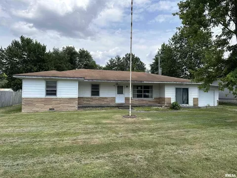 707 Washington St SW, Clay City, IL 62824