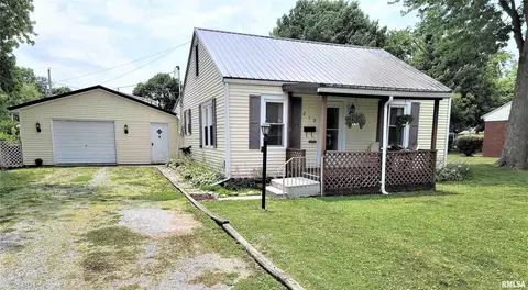 213 W 12th St, Flora, IL 62839