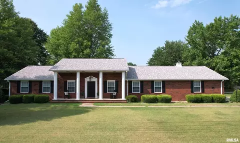 302 Circle Dr, Salem, IL 62881