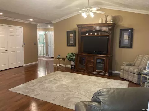 1504 E Willow Dr, Marion, IL 62959 photo 4