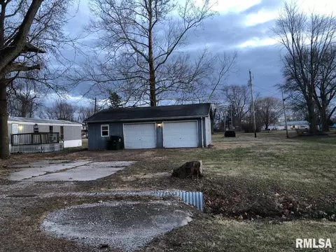 911 E Douglas St, Mason, IL 62443 photo 2